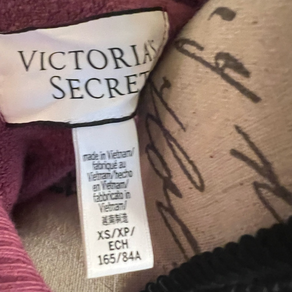 Victoria Secret pullover - Picture 3 of 3